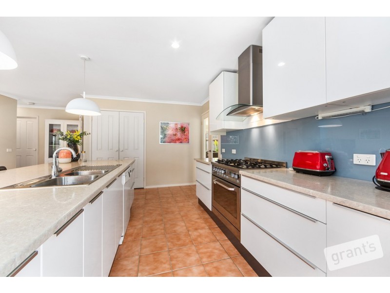 33 Edgbaston Circuit, Berwick VIC 3806