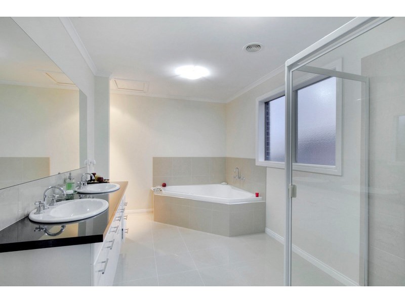 17 Lincoln Avenue, Berwick VIC 3806