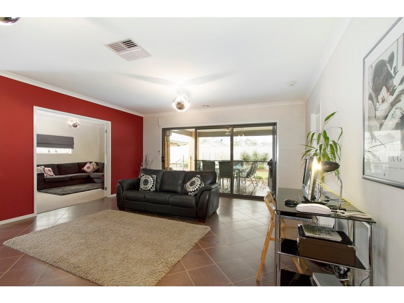 4 Lakeside Drive, Berwick VIC 3806