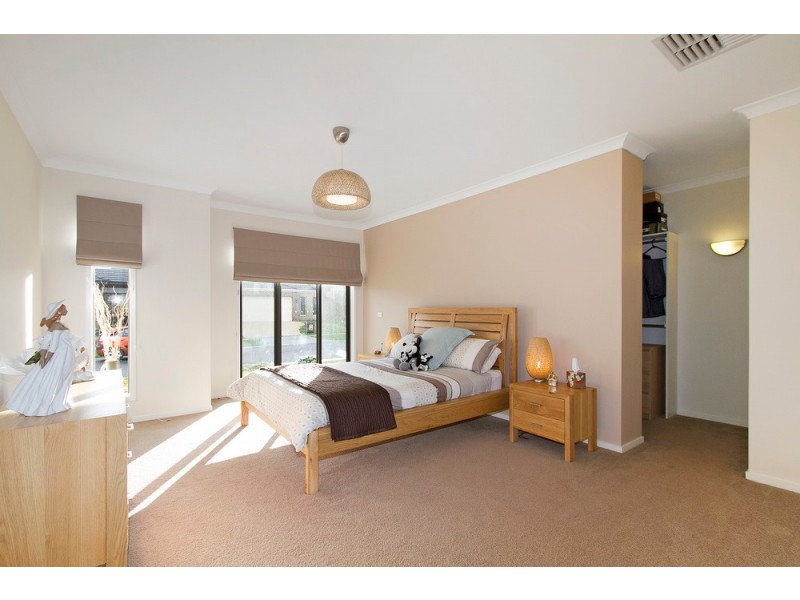 4 Lakeside Drive, Berwick VIC 3806