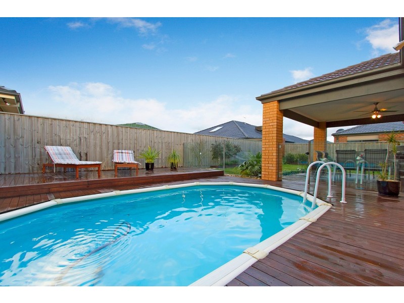 4 Lakeside Drive, Berwick VIC 3806