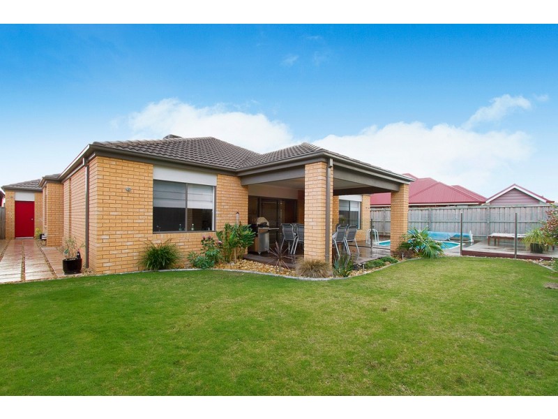 4 Lakeside Drive, Berwick VIC 3806