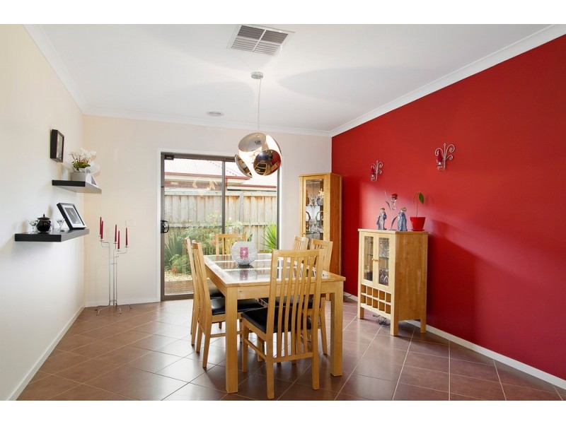 4 Lakeside Drive, Berwick VIC 3806