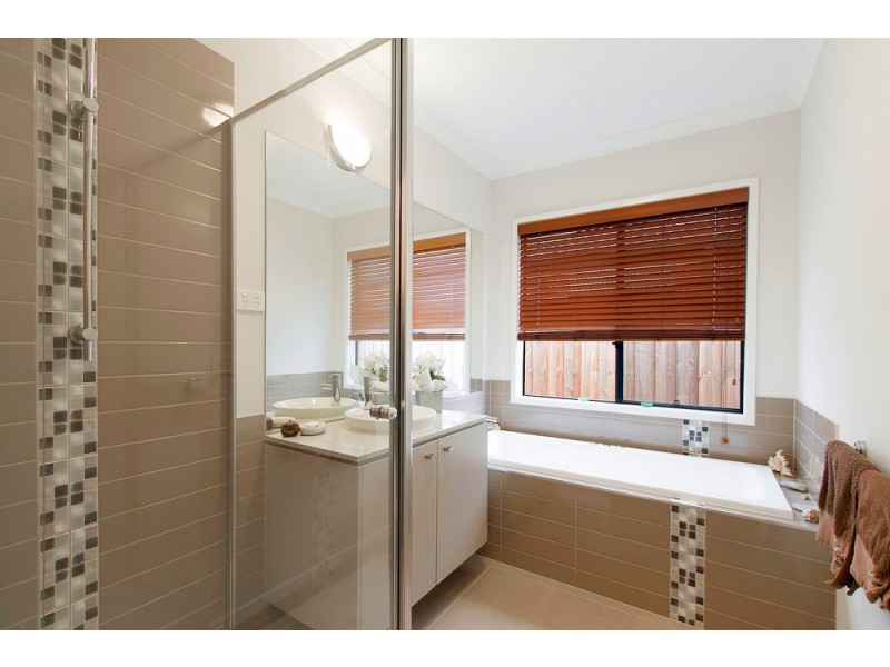 4 Lakeside Drive, Berwick VIC 3806