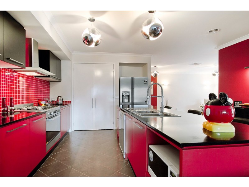 4 Lakeside Drive, Berwick VIC 3806