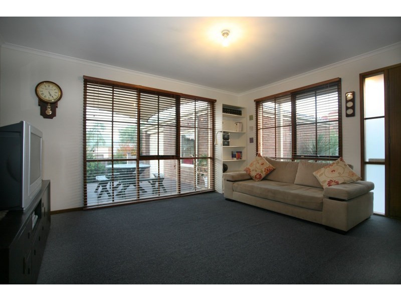 16 Dunnell Rise, Berwick VIC 3806