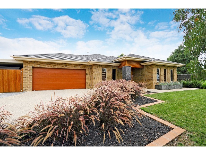 10 Don Collins Way, Berwick VIC 3806