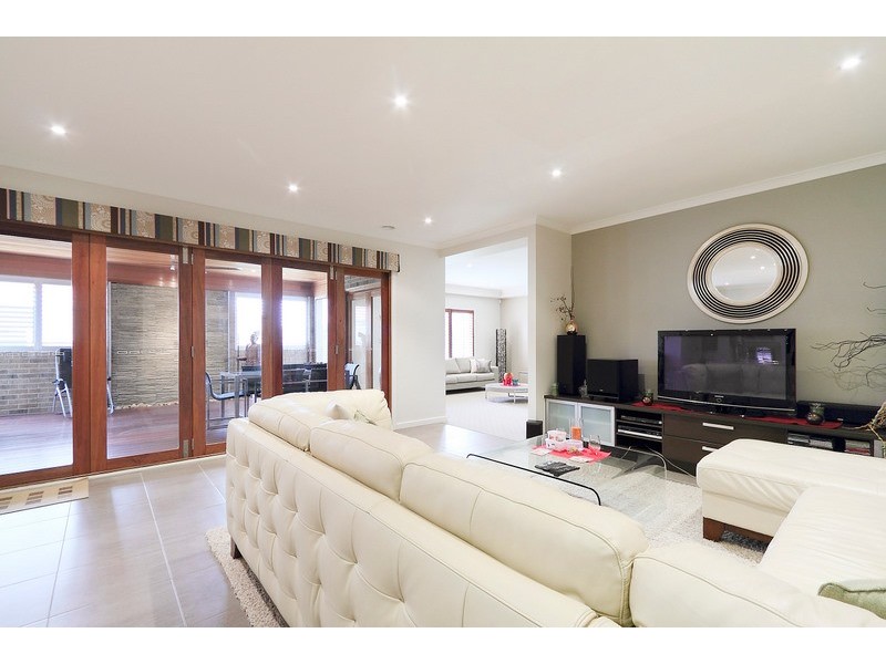 10 Don Collins Way, Berwick VIC 3806