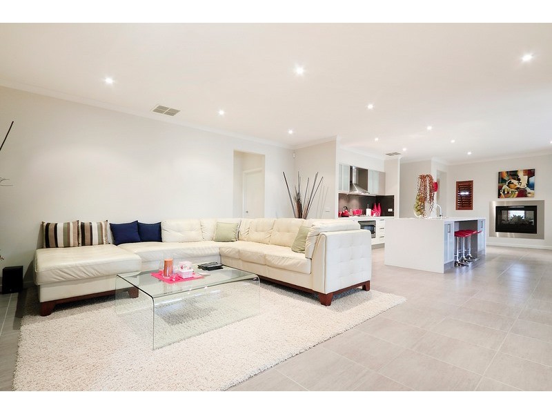 10 Don Collins Way, Berwick VIC 3806