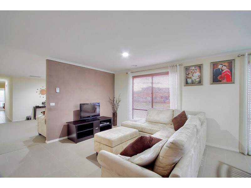 64 Ridgemont Drive, Berwick VIC 3806