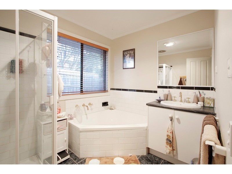 6 Pinewood Crescent, Berwick VIC 3806