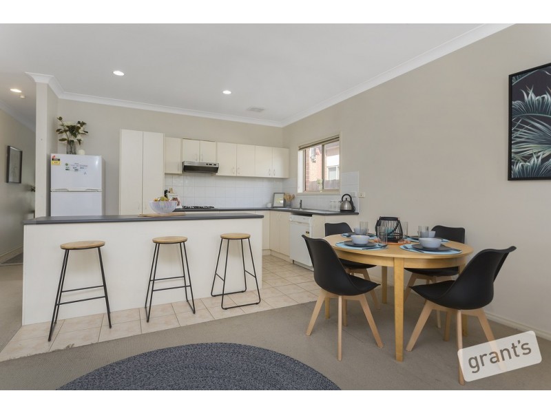 2/12 Grant Close, Berwick VIC 3806