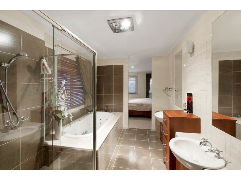 6 Hamdon Green, Berwick VIC 3806