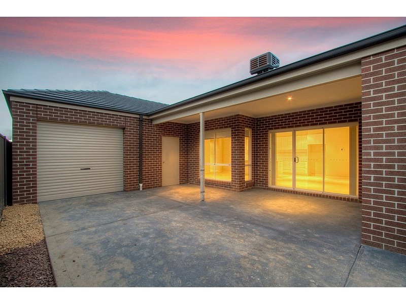 15 Esprit Avenue, Cranbourne North VIC 3977