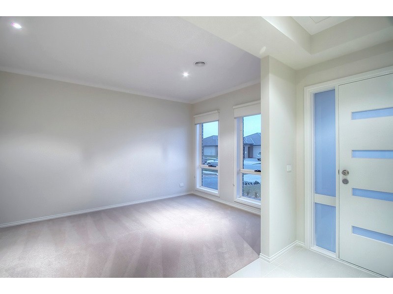 15 Esprit Avenue, Cranbourne North VIC 3977