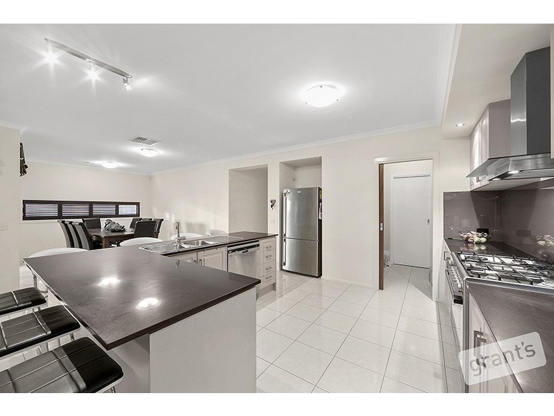 25 Bernly Boulevard, Berwick VIC 3806