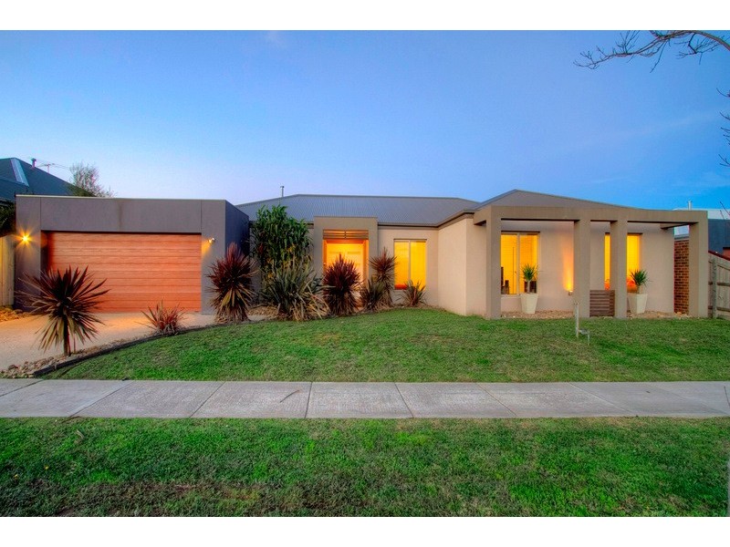 24 Bryn Mawr Boulevard, Berwick VIC 3806