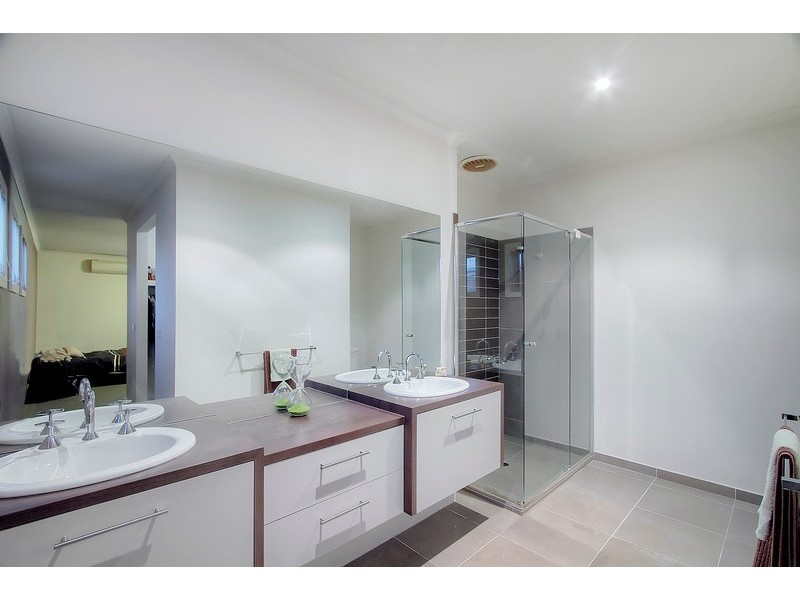 24 Bryn Mawr Boulevard, Berwick VIC 3806