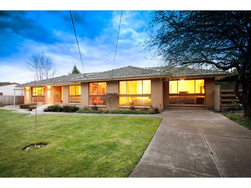 11 Roundhay Court, Berwick VIC 3806