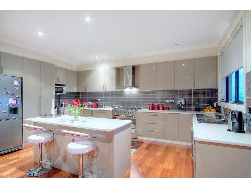 33 Glenview Rise, Berwick VIC 3806