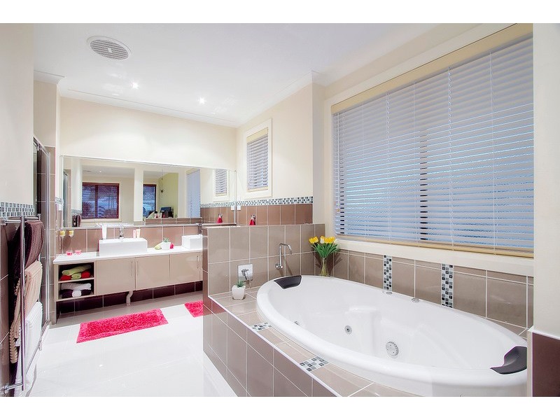 33 Glenview Rise, Berwick VIC 3806