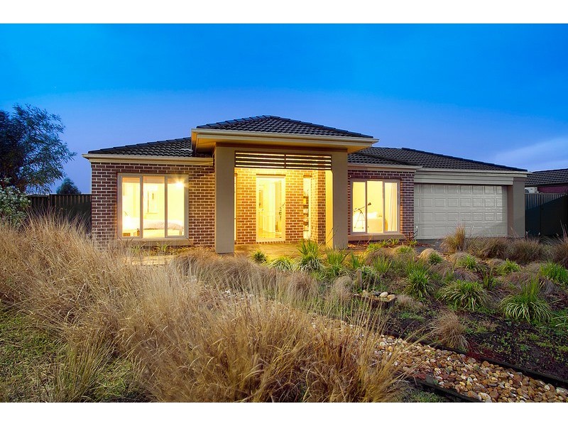 4 Cinnamon Link, Pakenham VIC 3810