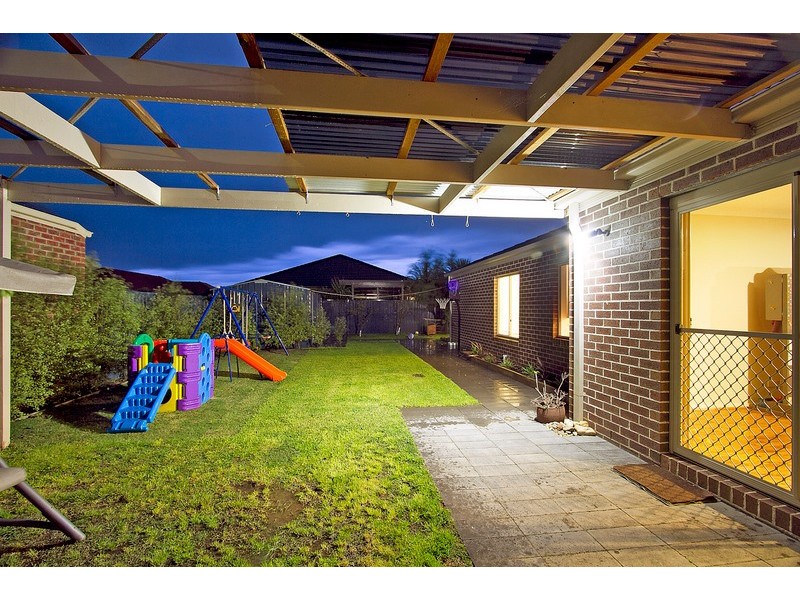 4 Cinnamon Link, Pakenham VIC 3810