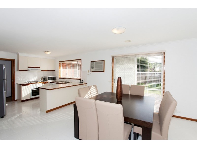 42 St Boswells Avenue, Berwick VIC 3806