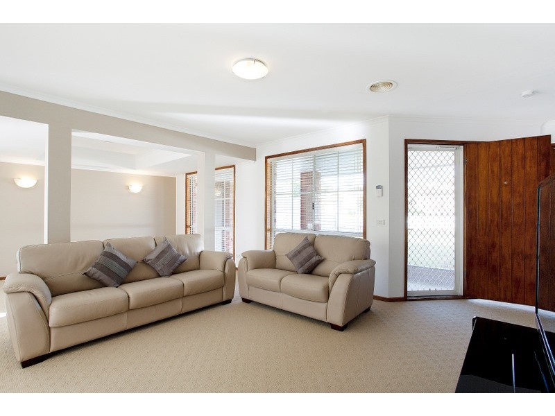 42 St Boswells Avenue, Berwick VIC 3806