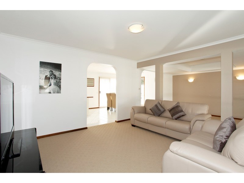 42 St Boswells Avenue, Berwick VIC 3806