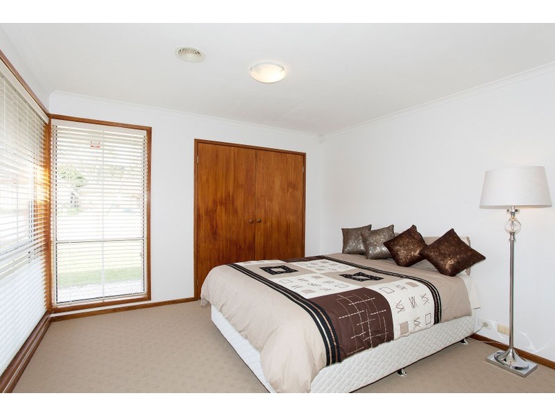 42 St Boswells Avenue, Berwick VIC 3806