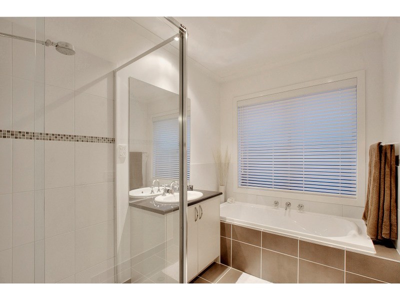 8 Florida Court, Berwick VIC 3806