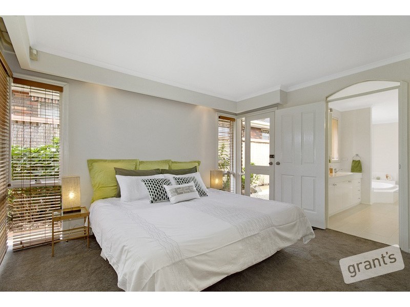 25 Bournevale Drive, Berwick VIC 3806