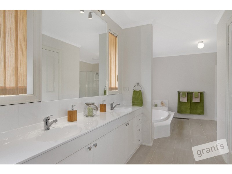 25 Bournevale Drive, Berwick VIC 3806