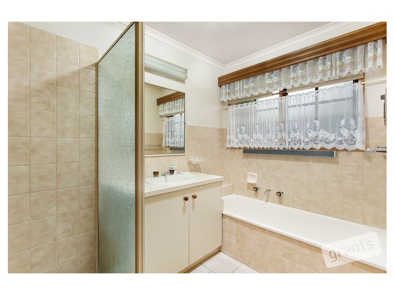 4 Escott Grove, Berwick VIC 3806