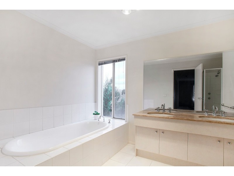 107 Berwick Springs Promenade, Narre Warren South VIC 3805