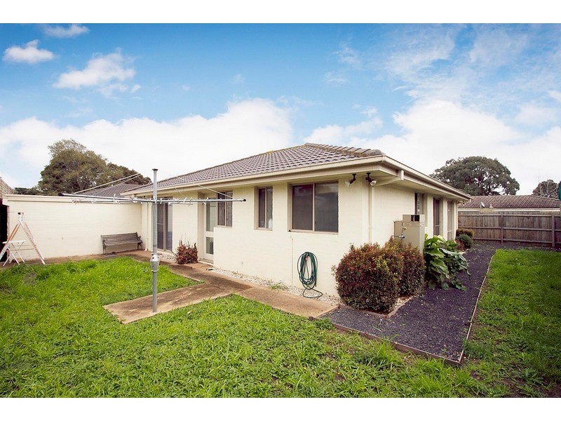 2/1 Bemersyde Drive, Berwick VIC 3806