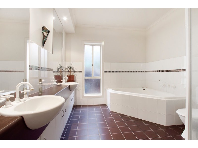 11 Lancaster Way, Beaconsfield VIC 3807