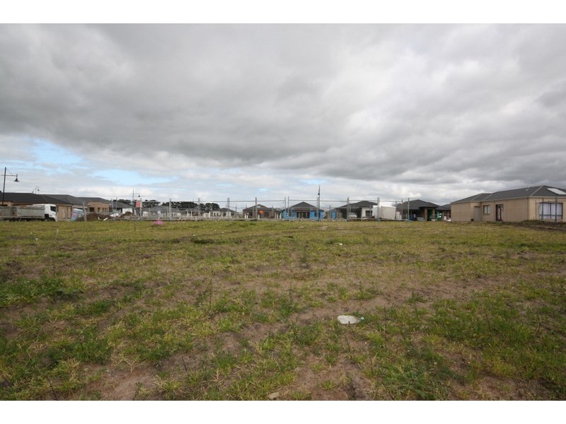 Lot 1002 (13) Cerbera Bend, Cranbourne North VIC 3977