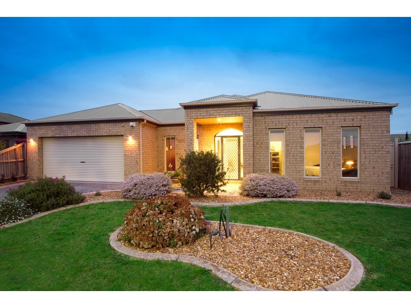 15 Don Collins Way, Berwick VIC 3806