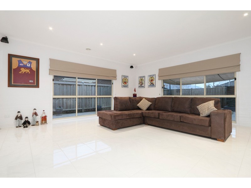 15 Don Collins Way, Berwick VIC 3806