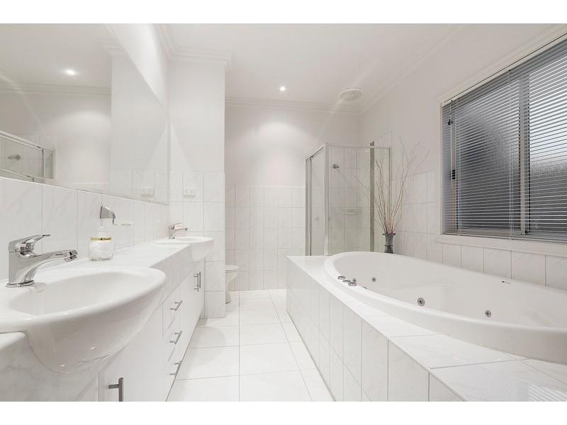 15 Don Collins Way, Berwick VIC 3806