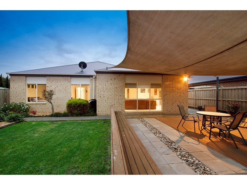 15 Don Collins Way, Berwick VIC 3806