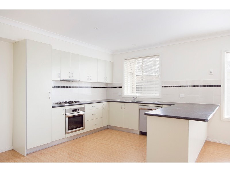 16 Downing Square, Pakenham VIC 3810