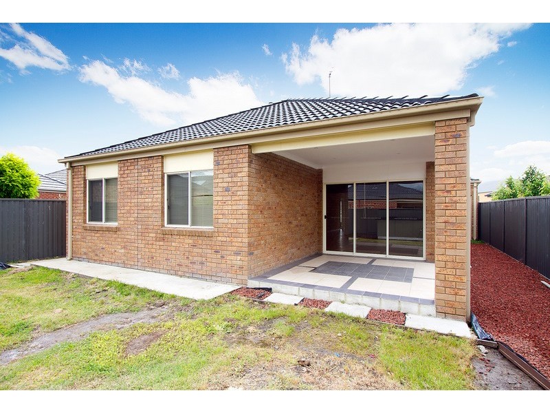 16 Downing Square, Pakenham VIC 3810