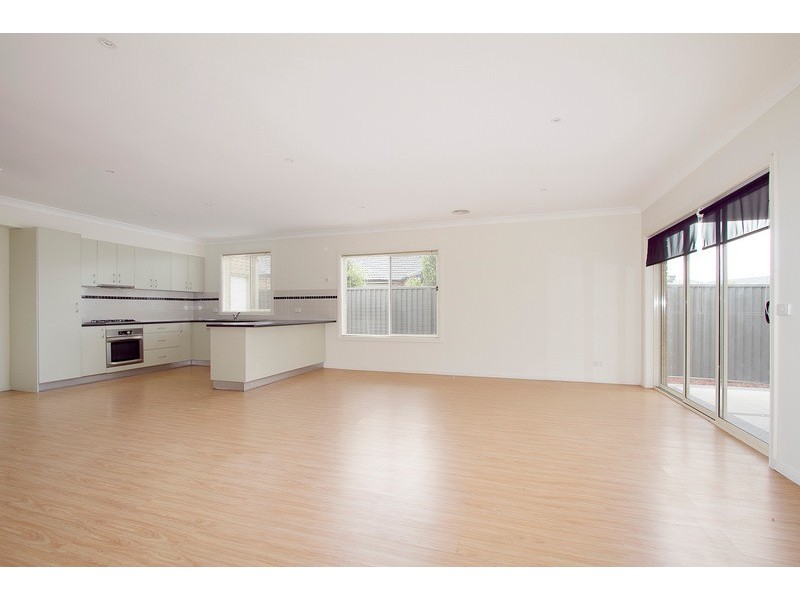 16 Downing Square, Pakenham VIC 3810
