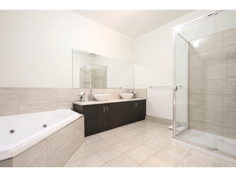 27 Sheldon Drive, Berwick VIC 3806