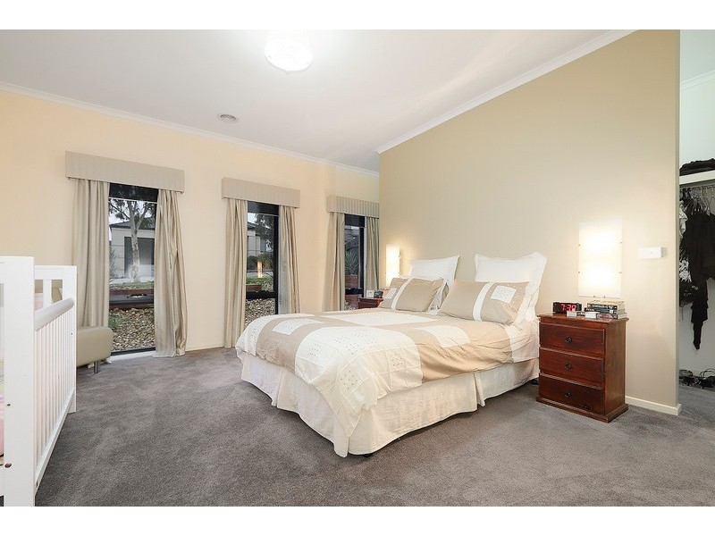 27 Sheldon Drive, Berwick VIC 3806