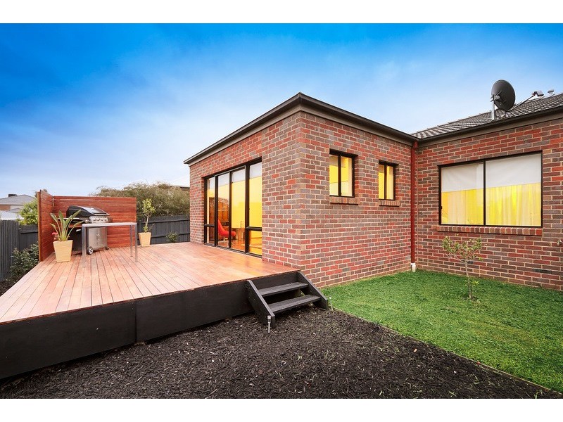 27 Sheldon Drive, Berwick VIC 3806