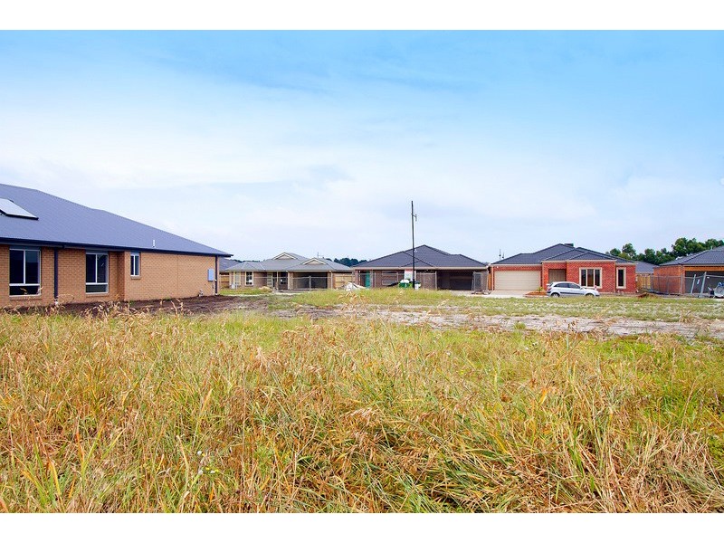 18 Charlbury Crescent, Cranbourne North VIC 3977